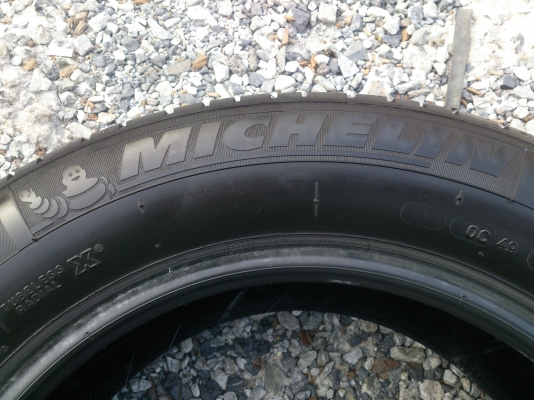 ขายยาง MICHELIN 215/60R16 ยางสัปดาห์ที่13ปี13 ดอกยางนิ่มลึกเท่ากันใช้งานน้อยไม่แตกลายไม่กินข้างสภาพยาง95\% (ไม่มีปะ) สวยๆ จำนวน 1 ชุด