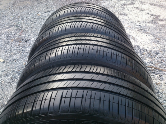 ขายยาง MICHELIN 215/60R16 ยางสัปดาห์ที่13ปี13 ดอกยางนิ่มลึกเท่ากันใช้งานน้อยไม่แตกลายไม่กินข้างสภาพยาง95\% (ไม่มีปะ) สวยๆ จำนวน 1 ชุด