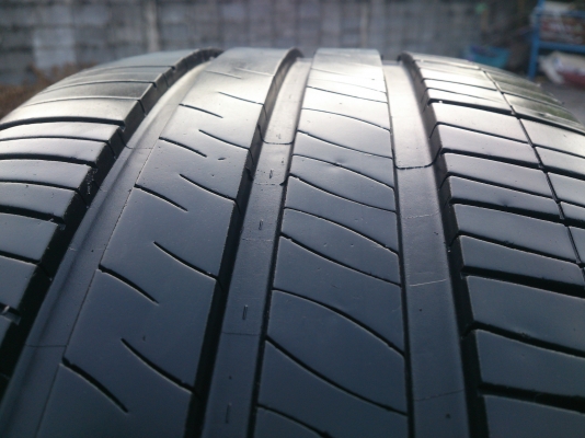 ขายยาง MICHELIN 215/60R16 ยางสัปดาห์ที่13ปี13 ดอกยางนิ่มลึกเท่ากันใช้งานน้อยไม่แตกลายไม่กินข้างสภาพยาง95\% (ไม่มีปะ) สวยๆ จำนวน 1 ชุด