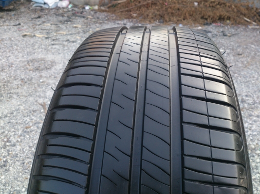 ขายยาง MICHELIN 215/60R16 ยางสัปดาห์ที่13ปี13 ดอกยางนิ่มลึกเท่ากันใช้งานน้อยไม่แตกลายไม่กินข้างสภาพยาง95\% (ไม่มีปะ) สวยๆ จำนวน 1 ชุด