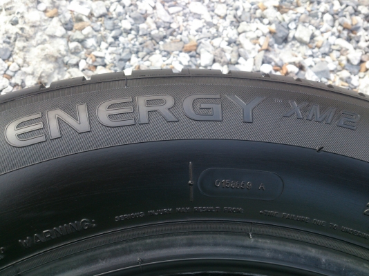 ขายยาง MICHELIN 215/60R16 ยางสัปดาห์ที่13ปี13 ดอกยางนิ่มลึกเท่ากันใช้งานน้อยไม่แตกลายไม่กินข้างสภาพยาง95\% (ไม่มีปะ) สวยๆ จำนวน 1 ชุด