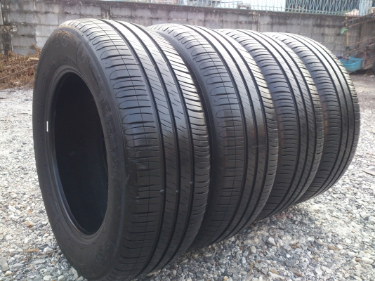 ขายยาง MICHELIN 215/60R16 ยางสัปดาห์ที่13ปี13 ดอกยางนิ่มลึกเท่ากันใช้งานน้อยไม่แตกลายไม่กินข้างสภาพยาง95\% (ไม่มีปะ) สวยๆ จำนวน 1 ชุด