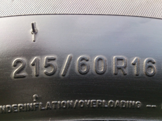 ขายยาง MICHELIN 215/60R16 ยางสัปดาห์ที่13ปี13 ดอกยางนิ่มลึกเท่ากันใช้งานน้อยไม่แตกลายไม่กินข้างสภาพยาง95\% (ไม่มีปะ) สวยๆ จำนวน 1 ชุด