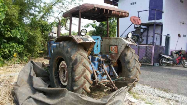 ขายรถไถ FORD 6600 เพลาเดี่ยว 3 จาน ใบมีดดันหน้า ไม่มีเอกสาร ราคา 250000