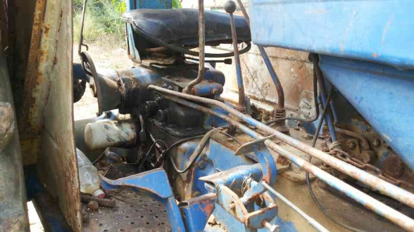 ขายรถไถ FORD 6600 เพลาเดี่ยว 3 จาน ใบมีดดันหน้า ไม่มีเอกสาร ราคา 250000