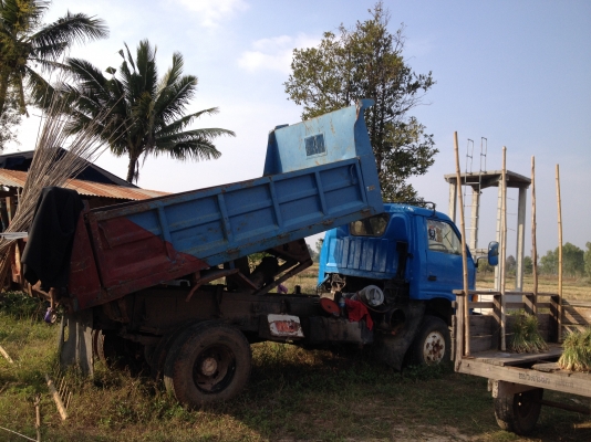 แบคโฮ PC 100-5 + รถดั้มพ์ 6 ล้อ ISUZU NPR 120+ ISUZU BB6