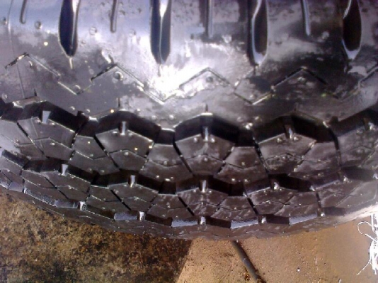 ยาง215 70R15R623ปี13มีตุมอยู่ทุกเส้นสภาพสวย