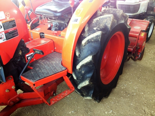 ขายด่วนรถไถคูดบต้ารุ่นใหม่ L3608 พร้อมดันดินและโลเตอร์ลี่สนใจสอบถามได้ที่คุณสมพงษ์087-8390653