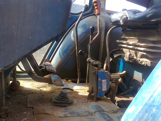 รถไถ FORD 8210 4WD มีใบดันหน้า รถไถพร้อมใช้งานราคาประหยัด ตัดราคาเหลือเพียง 430,000 บาท.