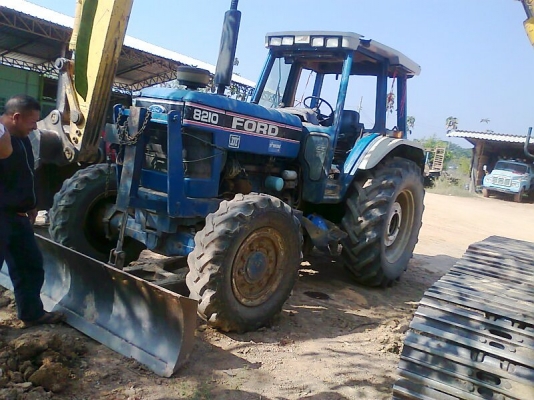 รถไถ FORD 8210 4WD มีใบดันหน้า รถไถพร้อมใช้งานราคาประหยัด ตัดราคาเหลือเพียง 430,000 บาท.