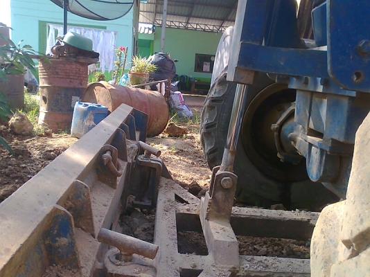 รถไถ FORD 8210 4WD มีใบดันหน้า รถไถพร้อมใช้งานราคาประหยัด ตัดราคาเหลือเพียง 430,000 บาท.