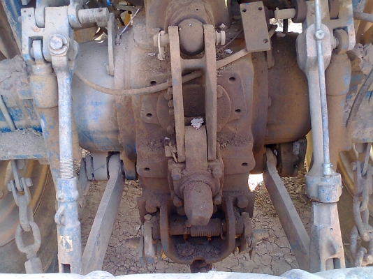 รถไถ FORD 8210 4WD มีใบดันหน้า รถไถพร้อมใช้งานราคาประหยัด ตัดราคาเหลือเพียง 430,000 บาท.