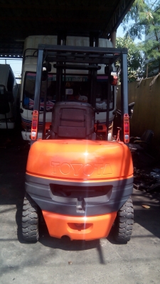 ขายรถยกฟอล์คลิฟต์ขนาด 2.0 ตันชนิดเครื่องยนต์ดีเซล เกียร์คลัท,เสายกสูง 4 เมตรราคา 230,000 บาท ติดต่อ 081-583-9812