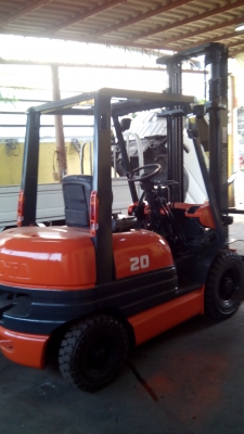 ขายรถยกฟอล์คลิฟต์ขนาด 2.0 ตันชนิดเครื่องยนต์ดีเซล เกียร์คลัท,เสายกสูง 4 เมตรราคา 230,000 บาท ติดต่อ 081-583-9812