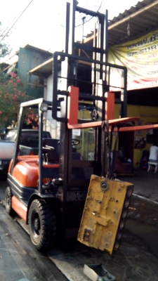 ขายรถยกฟอล์คลิฟต์ขนาด 2.0 ตันชนิดเครื่องยนต์ดีเซล เกียร์คลัท,เสายกสูง 4 เมตรราคา 230,000 บาท ติดต่อ 081-583-9812