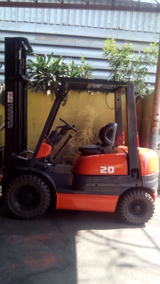 ขายรถยกฟอล์คลิฟต์ขนาด 2.0 ตันชนิดเครื่องยนต์ดีเซล เกียร์คลัท,เสายกสูง 4 เมตรราคา 230,000 บาท ติดต่อ 081-583-9812