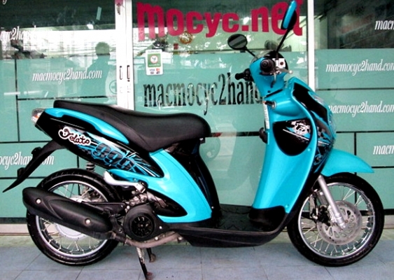 JALATO สีฟ้าขาว สีขายดี ระบบหัวฉีดประหยัดน้ำมัน ราคา 21900 บาท แถมฟรี เสื้อ และ หมวกกันน็อก