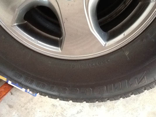 ยางถอดป้ายแดง205R16ปี13Bridcestone