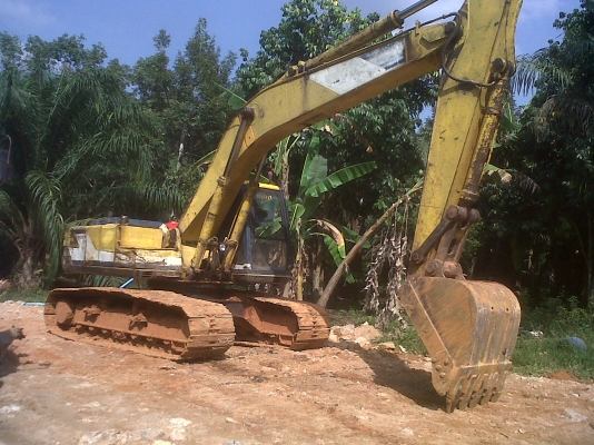 ขายแม็คโค  โกเบ 200 มาคร์ทรี  พร้อมเทรนเลอร์อีฃุฃุ  2  เเพลา