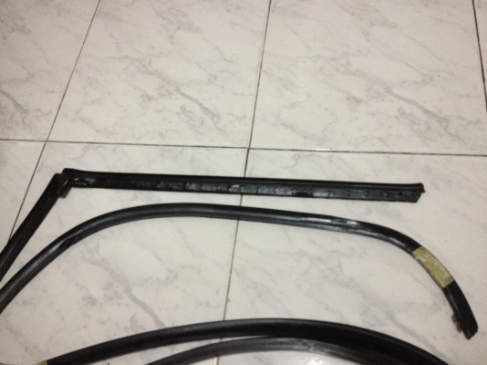 ขายยางขอบประตู1ชุด4ชิ้น BMW e30 4ประตู สภาพดี ราคา1000บาท โทร0875077464โส กทม
