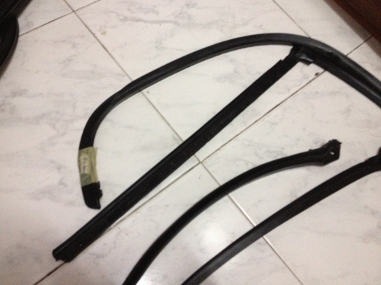 ขายยางขอบประตู1ชุด4ชิ้น BMW e30 4ประตู สภาพดี ราคา1000บาท โทร0875077464โส กทม