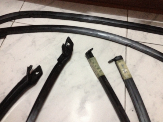 ขายยางขอบประตู1ชุด4ชิ้น BMW e30 4ประตู สภาพดี ราคา1000บาท โทร0875077464โส กทม