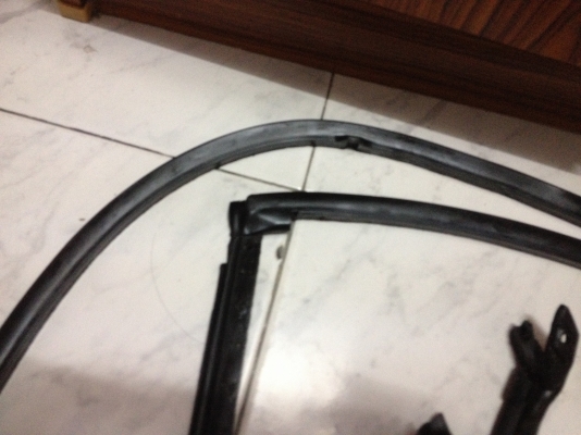 ขายยางขอบประตู1ชุด4ชิ้น BMW e30 4ประตู สภาพดี ราคา1000บาท โทร0875077464โส กทม