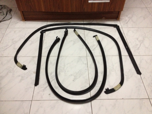 ขายยางขอบประตู1ชุด4ชิ้น BMW e30 4ประตู สภาพดี ราคา1000บาท โทร0875077464โส กทม