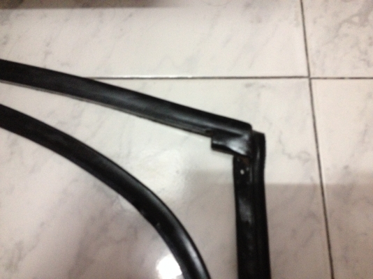 ขายยางขอบประตู1ชุด4ชิ้น BMW e30 4ประตู สภาพดี ราคา1000บาท โทร0875077464โส กทม