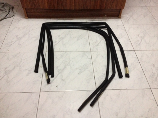 ขายยางสักกะหลาดในร่องกระจก4เส้น BMW e30 สภาพดี 1000บาท โทร0875077464โส กทม