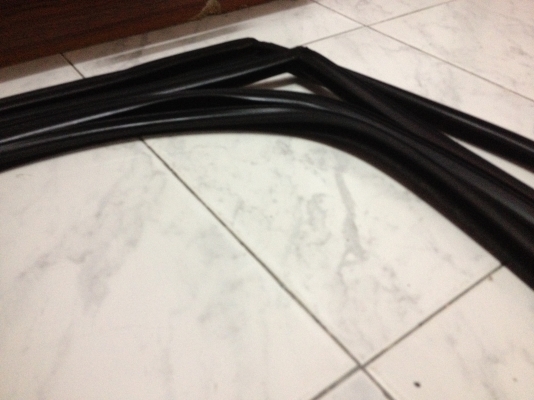 ขายยางสักกะหลาดในร่องกระจก4เส้น BMW e30 สภาพดี 1000บาท โทร0875077464โส กทม ขายยางสักกะหลาดในร่องกระจก4เส้น BMW e30 สภาพดี 1000บาท โทร0875077464โส กทม