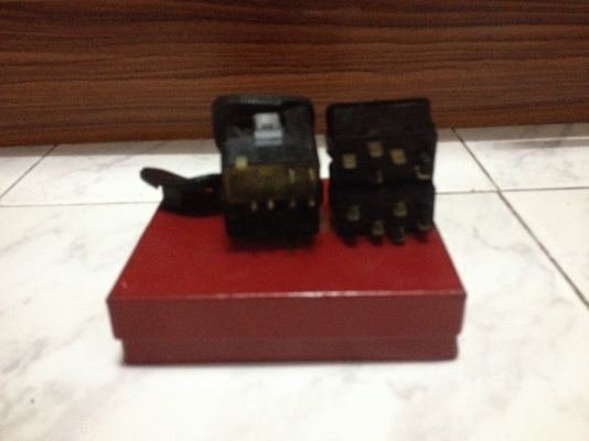 ขายสวิทช์กระจกไฟฟ้าตัวละ300บาทมี3ตัว และสวิทช์กระจกมองข้างปรับไฟฟ้า1ตัว400บาท BMW e30 โทร0875077464โส กทม ขายสวิทช์กระจกไฟฟ้าตัวละ300บาทมี3ตัว และสวิทช์กระจกมองข้างปรับไฟฟ้า1ตัว400บาท BMW e30 โทร0875077464โส กทม