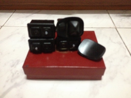 ขายสวิทช์กระจกไฟฟ้าตัวละ300บาทมี3ตัว และสวิทช์กระจกมองข้างปรับไฟฟ้า1ตัว400บาท BMW e30 โทร0875077464โส กทม