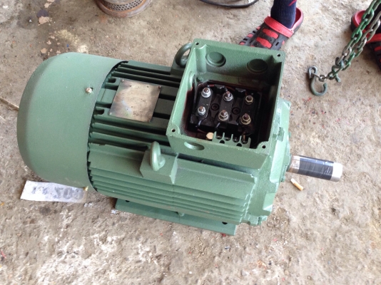 ขายมอเตอร์ Brook 20 HP. 1450 RPM. สภาพสวยวิ่งนิ่ม เดิมๆทำสีใหม่อย่างเดียว พร้อมใช้งาน ขาดฝาครอบหลักไฟ หาใส่ให้ได้ครับ