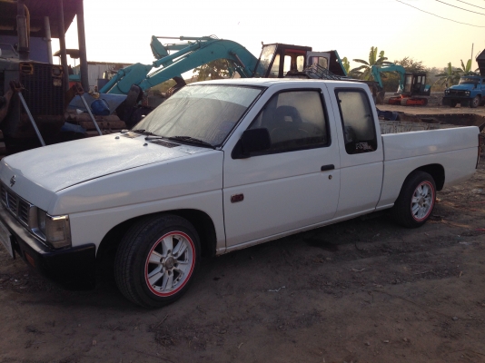 ขายNISSAN เครื่องฝาแดง สภาพสวยพรัอมใช้งาน เครื่องดีสตาทติดง่าย มีแอร์พร้อม เล่มทะเบียนภาษีไม่ขาด ราคาต่อรองไดั