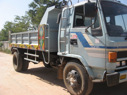 อีซูซุร้อคกี้175ดั้ม6ล้อ