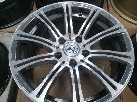 ขายแม็กใหม่ล้างสต๊อก มีทั้งขอบ15, 16, 17  มีทั้ง 4รู100/114 ,5รู100/114 และ6รู139.7 จำนวน 45 ชุด ราคา6500/ชุด  (ไม่มีตำหนิ) มาก่อนเลือกก่อน ราคาคุยกันได้ (มีจำนวนจำกัด)