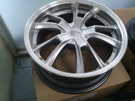 ขายแม็กใหม่ล้างสต๊อก มีทั้งขอบ15, 16, 17  มีทั้ง 4รู100/114 ,5รู100/114 และ6รู139.7 จำนวน 45 ชุด ราคา6500/ชุด  (ไม่มีตำหนิ) มาก่อนเลือกก่อน ราคาคุยกันได้ (มีจำนวนจำกัด)