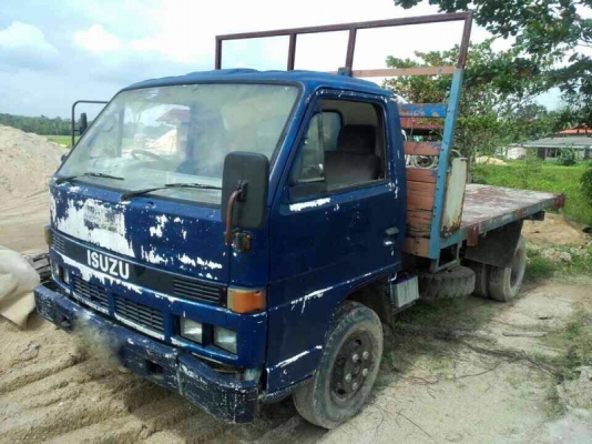 รถอีซูซุ 6 ล้อ พื้นเรียบ  115 แรงม้า. สนใจติดต่อ 081 - 6079515