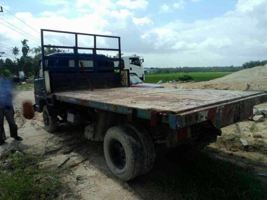 รถอีซูซุ 6 ล้อ พื้นเรียบ  115 แรงม้า. สนใจติดต่อ 081 - 6079515