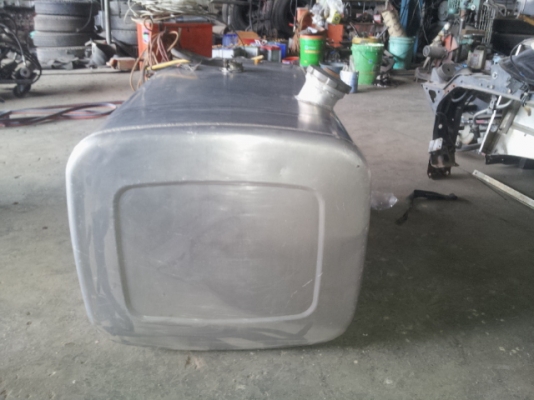 แสงฟ้าเต้นรถ///ขายถังน้ำมันมิเนียม.300.ลิตรสภาพสวยราคราไม่แพง