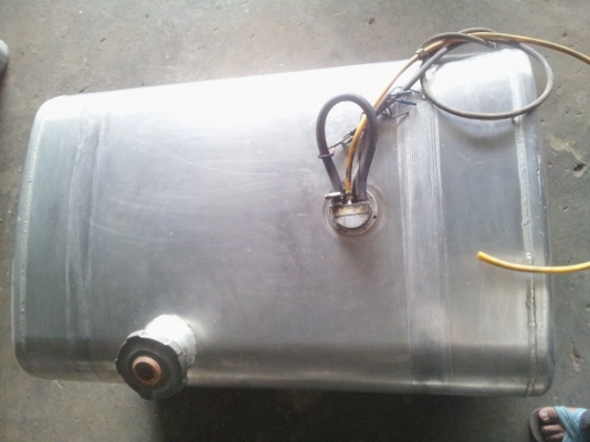 แสงฟ้าเต้นรถ///ขายถังน้ำมันมิเนียม.300.ลิตรสภาพสวยราคราไม่แพง