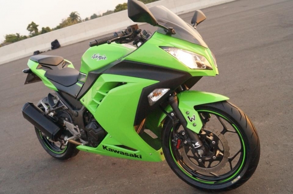 ขายดาวน์ Ninja  250rr  สีเขียวล้วนครับ