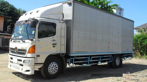 ขายด่วน!! ราคาถูก 6 ล้อ HINO MEGA เครื่อง 212 แรงม้า ปี 47  ตู้แห้งยาว 7.20 เมตร