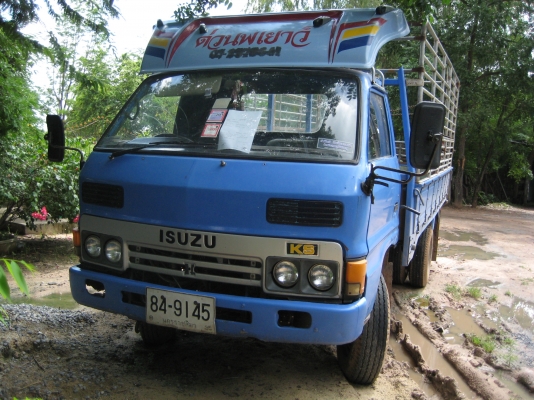 ขายรถบรรทุก 6ล้อKS110 แรง เครื่อง4BD1สภาพพร้อมใช้งานพื้นเหล็กคอกเหล็ก ยาง 750พึงเปลี่ยนใหม่บรรทุกข้าวโพด 10 ตันสบายเครื่องดีใช้ได้จนลืม ขายเพราะไม่มีคนขับ ติดต่อคุณเอ๋   089-9455306