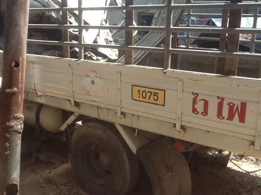 ฝากขายซากรถอีซูสุNQRเป็นซากครับ130แรงตราเพรชเอกสารทะเบียนพร้อมเผื่อท่านใดซื้อไปทำกำใรได้ครับ