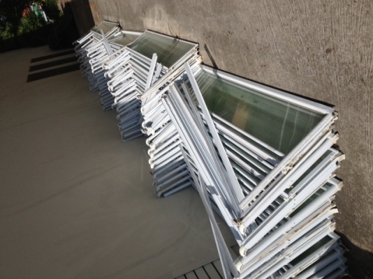 ชุดห้องอาบน้ำกระจกแคปเปอร์ ขอบอะลูมิเนียมสวยครับขนาด 1.30*1.30 เมตรครับขายเป็นชุดครับราคานี้คุ้มมากครับ