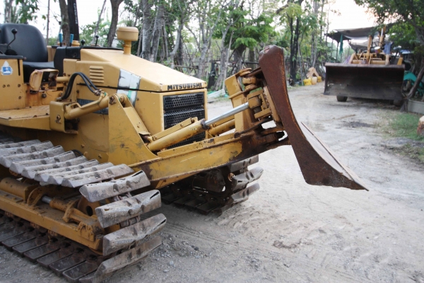 ขายรถแทรคเตอร์ MITSUBISHI BD2G ติดต่อ 086-775-7900