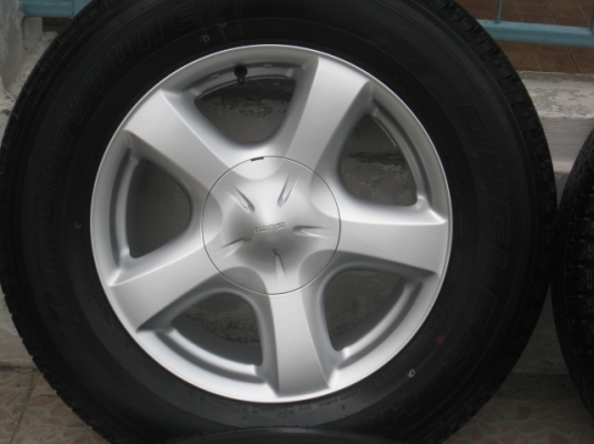 ขายล้อแม็กป้ายแดง All new Isuzu d-max 17"x7" et33 6รู139.7 + ยางผลิตสัปดาห์ที่32 ปี13 สนใจติดต่อเล็กคลองสามครับ (081-3747940)