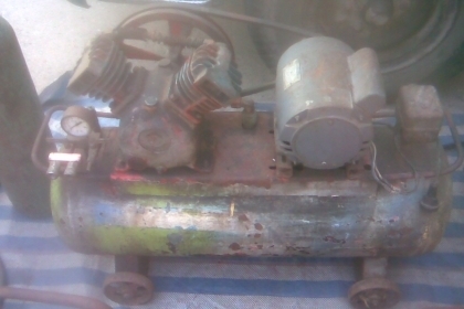 ปั้มลม 2 หัวฟูเส็งมอเตอร์ มิสซู 1/2 แรง สภาพเดิมครับขนาดหัวปั้ม 2  หัวมอเตอร์มิสซู 1/2  แรง พร้อมสายหัวจ่ายลม 2 หัว เก็บลมดีครับ ขนาด 65 ลิตร